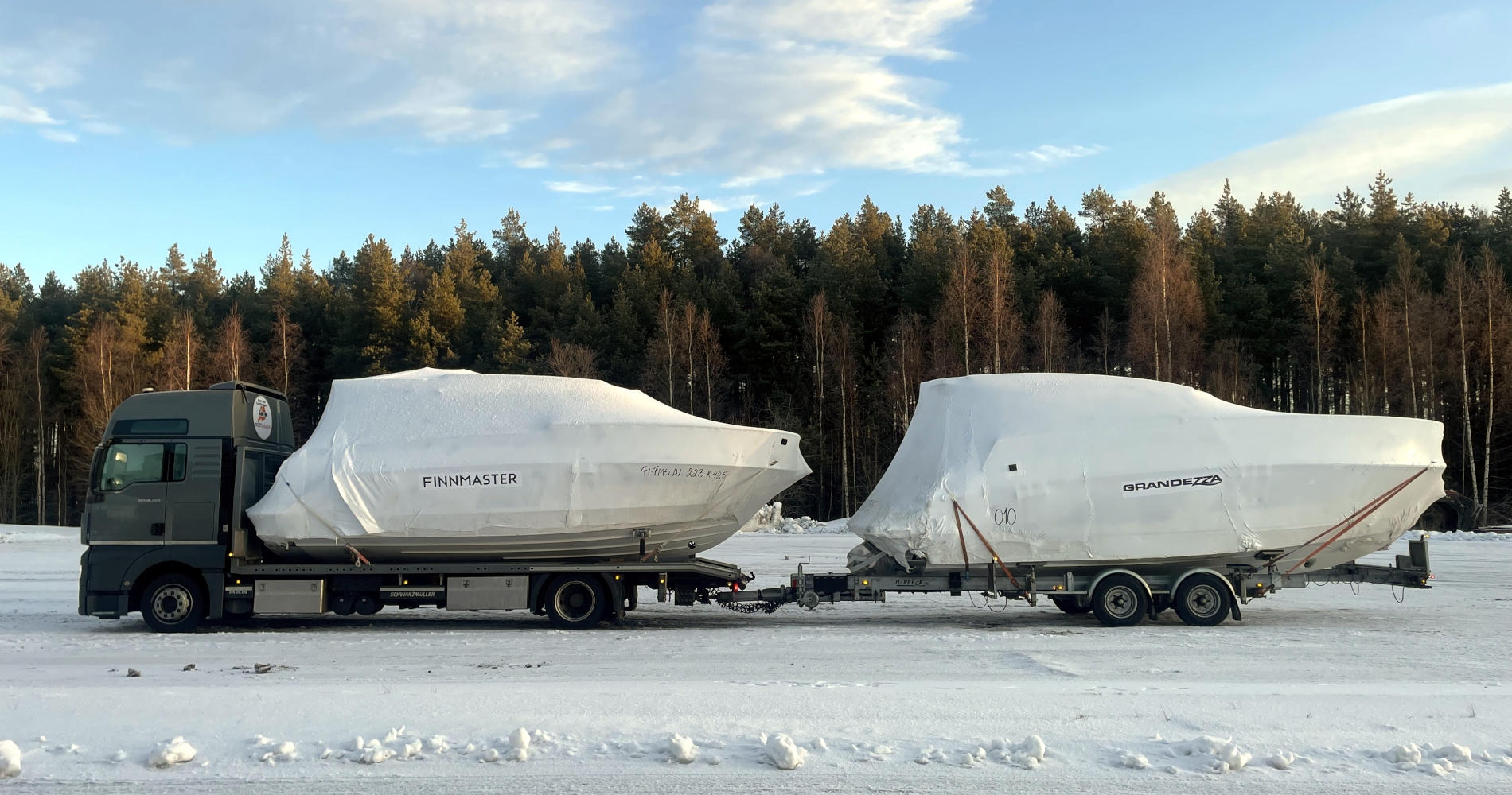 Bootstransport Grandezza 30 und Finnmaster Pilot 8 auf LKW und Trailer